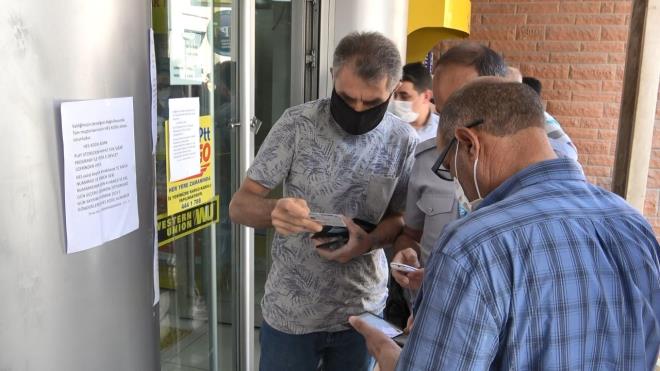 Telefonlarn eline alan vatandalar, HES kodu almak iin urat.