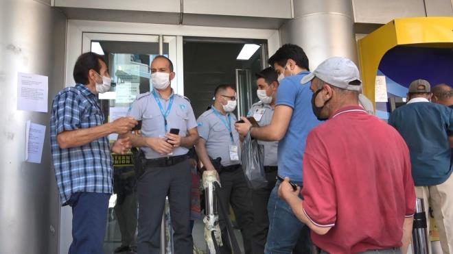 Grevlilere glk yaatan vatandalar, PTT nnde bir karmaa yaanmasna sebep oldu.