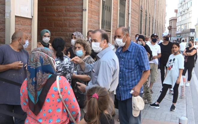 SAMSUN&#8217;da eitli ilemler iin PTT&#8217;ye gelen vatandalar, Hayat Eve Sar (HES) kodu uygulamasyla karlat.