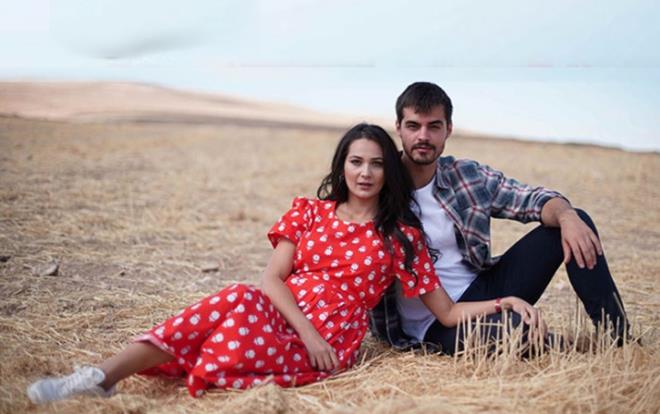 Son yllarda reytinglere damga vuran diziler yapan TRT'den yeni bir dizinin haberi geldi. Gnl Da dizinin hazrlklar srerken diziden fotoraflar ve kadro bilgisi geldi.