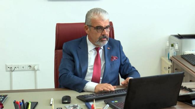 Bir yerden bir yere tanmas gerekir: Prof. Dr. Cneyt Gksoy, insanlarda hastalk meydana getiren mantar, parazit, virslerin birer madde, cisim olduuna iaret ederek, "Elle grlr, gzle grlr, yeterince bytld zaman mikroskop altnda grlen maddelerdir. Ve bunlarn hastalk oluturabilmesi iin fiziksel olarak; bir yzeye tutunarak veya havada asl olarak bir yerden bir yere tanmas gerekir. Oysa gnmzde bilgisayarlarda zararl yazlmlar olarak adlandrlan; esasnda onlara da yaylma yntemi olarak virslere benzedii iin 'virs' deniyor. Ancak gerekte gnmzdeki bu koronavirs gibi hastalk meydana getiren virslerle bir alakalar yok." dedi.