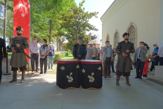 &#8220;Yeil Bursa al sancana kavutu&#8221;  <br>    Trende konuan Bykehir Belediye Bakan Alinur Akta, Bursa&#8217;nn 8500 yllk tarihi gemiiyle farkl medeniyetlere ev sahiplii yaptn, nemli sosyal, kltrel ve ticari anlamda bir merkez olarak ne km ehir olduunu hatrlatt. Tarihin birok dneminde kuatmalara maruz kalm ve alnmak istenen bir ehir olduunu syleyen Bakan Alinur Akta, Osman Gazi&#8217;nin balatt Bursa kuatmasnn 1326&#8217;da Orhan Gazi tarafndan nihayete erdirildiini dile getirdi. Bu tarihten itibaren Osmanl tarihinin her anlamda yazlmaya balandn belirten Bakan Akta, &#8220;Osmanl, fethettii Bursa&#8217;da bir medeniyetin temellerini santim santim ekillendirdi. Bugn Bursa&#8217;nn neresine adm atarsak atalm, kurulu dneminin izlerine rastlarz.