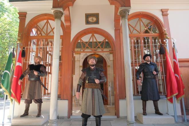 Konumalarn ardndan &#8216;Sancak Nbeti&#8217; balad. Sava davulunun eliinde meydana giri yapan Alpler, Alpbann komutuyla nbet yerlerine geti. Al bayra perek nbete balayan Alpler, yaptklar dua ile tyleri diken diken etti. l Mfts zani Turan&#8217;n da dua ettii trenler, protokoln Osman Gazi Trbesi&#8217;ni ziyaret etmesiyle sona erdi.