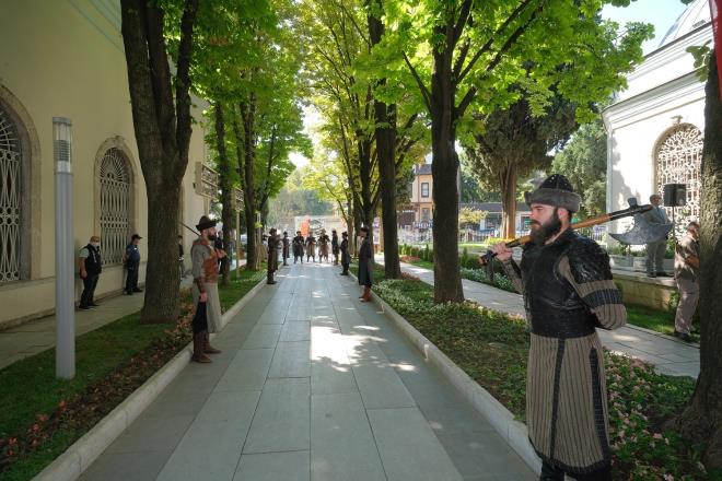 Ancak bundan tam 100 yl nce lkemizin birok ehrinin yaad igal yllarn, tarih, kltr ve doal gzellikler ehri olan Bursa da yaad. galci komutan nce Muradiye&#8217;de bulunan sultan kabirlerini tahrip etti. Tophane&#8217;ye geldiinde ise ayn tahribat, hakareti ve saygszl Osman Gazi ve Orhan Gazi&#8217;nin sandukalarna yapt. Bursa&#8217;nn igali, 10 Temmuz 1920&#8217;de TBMM&#8217;de gndeme geldi. Gazi Mustafa Kemal&#8217;in talimatyla Meclis krssne &#8220;Pide-i siyah&#8221; olarak bilinen siyah bir rt rtld. Bu rt, Bursa dman igalinden kurtulana kadar orada kald. 2 yl, 2 ay, 2 gnlk esaret bitirilmiti. Bursa&#8217;nn kurtuluu, tm yurtta byk sevin gsterileriyle kutland. Bursa&#8217;nn kurtuluu btn lkeye Ankara&#8217;dan ekilen ksack ama ok anlaml telgrafla duyurulmutu; &#8216;11 Eyll 1922, yeil Bursa al sancana kavutu&#8217;&#8221; dedi.