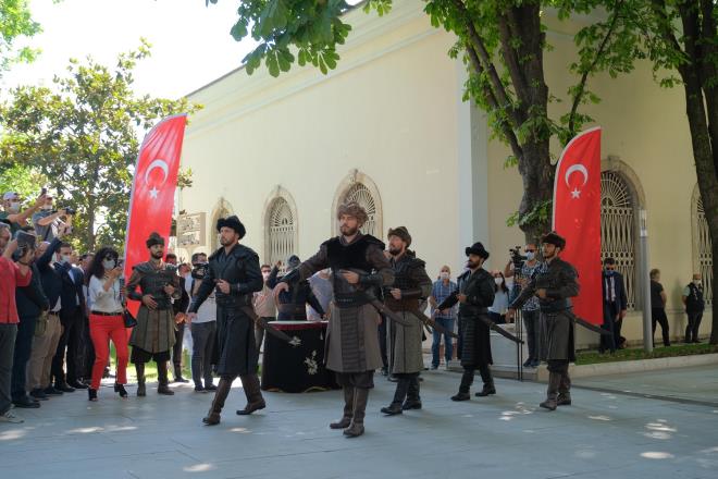l Jandarma Komutan Yardmcs Albay Sayn Servet Yeit ise, nbetin ifas maksadyla Bursa l Jandarma Komutanl bnyesinde Osman Gazi Sayg Nbet Takm&#8217;nn kurulduunu aklad. Sayg nbetinin tarihi ritellere ve dnemin diline sadk kalnarak, &#8216;Alp&#8217; ruhunu yaatacak uygulamalar ierecek ekilde yaplacan anlatan Yeit, &#8220;Osmanl'nn manevi ruhuna sayg kapsamnda hkmdarlk alametleri tayacaktr. Alpbann komutuyla nbet alanna girecek olan Alpler, al bayra perek nbeti alacak. stte gk kmedike, altta yer delinmedike, al bayramzn glgesinde Allah'a, Kuran'a, vatana, bayraa ve pusata verdikleri anda bal kalarak sura flenene ne kadar nbete devam edecekler&#8221; eklinde konutu.