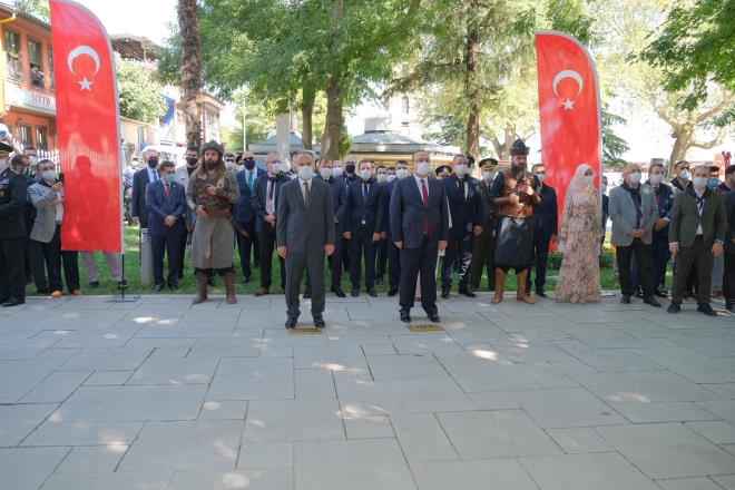 Bursa&#8217;nn dman igalinden kurtuluunun 98. yldnm kentte byk bir cokuyla kutlanrken, 6 asr dnyaya adaletle hkmeden Osmanl Devleti&#8217;nin kurucusu Osman Gazi&#8217;nin trbesinde kkl bir devlet gelenei olan &#8216;Sancak Nbeti&#8217; trenle balatld. Osmanl Devleti'nin manevi ruhuna sayg anlam tayan Sancak Nbeti srasnda Alplerin yapt dua ise tyleri diken diken etti.