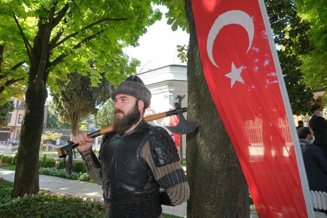 &#8220;Kkl bir devlet gelenei: Sancak Nbeti  <br>  Byle gzel bir haberin dalga dalga yaylnn yldnmnde, anlaml bir uygulamay da hayata geirdiklerini aktaran Bakan Alinur Akta, Osmanl'nn ilk payitaht olan Bursa&#8217;nn Osmanl Devleti'nin kurucusu Osman Gazi ve evlad Orhan Gazi bata olmak zere ilk alt padiah barnda barndrdn dile getirdi. Bu dnceden hareketle, Osmanl&#8217;nn manev ruhuna sayg anlam tayan ve kkl bir devlet gelenei olan sancak nbetini devreye alma konusunda ilgililer ile fikir alveriinde bulunduklarn anlatan Bakan Akta, &#8220;Osman Gazi ve Orhan Gazi trbelerinin bulunduu alanda sancak nbeti tutulmas iin grmeler yaptk. Bilindii gibi sancan nbeti devaml ve kutsaldr. Korumak uruna, gerekirse lmenin art olduu bir nbettir. Bu konuda bizlere verdikleri desteklerinden dolay ileri Bakan Sleyman Soylu&#8217;ya, Vali Yakup Canbolat&#8217;a, Jandarma Genel Komutan Orgeneral Arif etin&#8217;e ve Bursa Jandarma Komutan Tugeneral Hakan Sara&#8217;a teekkr ediyorum. Bursa&#8217;nn fethinden kurtuluuna kadar geen srede, bu topraklar bizlere brakmak iin hayatn vakfeden, cann feda eden ecdadmz rahmetle yad ediyorum. Osman Gazi&#8217;den, Gazi Mustafa Kemal Atatrk&#8217;e kadar bu ehre emei geenleri rahmet ve minnetle anyorum. Bursa&#8217;mzn kurtuluunun 98. ylnn hayrlara vesile olmasn diliyorum&#8221; diye konutu.