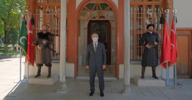 Bursa&#8217;nn dman igalinden kurtuluunun 98. yldnm kutlamalar, Vali Yakup Canbolat ve Bykehir Belediye Bakan Alinur Akta&#8217;n Atatrk Ant&#8217;na elenk sunmasyla balad. Vatandalarn ilgi gsterdii kutlamalar, bu sene ilk kez balatlan &#8216;Sancak Nbeti&#8217; treniyle ayr bir anlam kazand. Osmanl Devleti&#8217;nin kurucular Osman Gazi ve Orhan Gazi&#8217;nin trbelerinin de bulunduu Tophane Meydan&#8217;nda devam eden tren, sayg duruu ve stiklal Mar&#8217;nn okunmasyla balad. Trene katlanlara, Bykehir Belediyesi tarafndan Pide-i siyah&#8221; temsilen yazma hediye edildi.