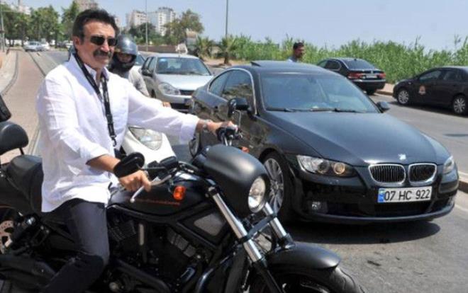 59 ve 60. Hkmetlerde Devlet Bakanl grevlerinde bulunan, AK Parti eski Gaziantep ve Mersin Milletvekili Krad Tzmen televizyon program yapmaya hazrlanyor. Uzun bir sredir ortalarda grnmeyen Krat Tzmen, motosiklet zerinde Trkiye'yi dolaacak...