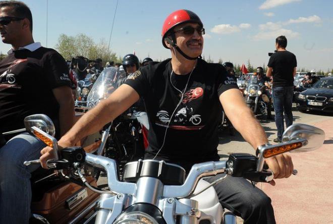 Sempatik kiiliiyle bilinen Krat Tzmen'in ekrana renk getireceine kesin gzyle baklyor...