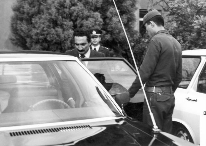 Anayasay uygulamadan kaldran darbeciler, ardndan TBMM'yi lavederek antidemokratik faaliyetlerine devam etti.      lke genelinde skynetim ilan edildikten sonra sivil toplum kurulularn hedef alan darbeciler, Trk Hava Kurumu, ocuk Esirgeme Kurumu ve Kzlay dndaki derneklerin faaliyetlerini durdurdu.