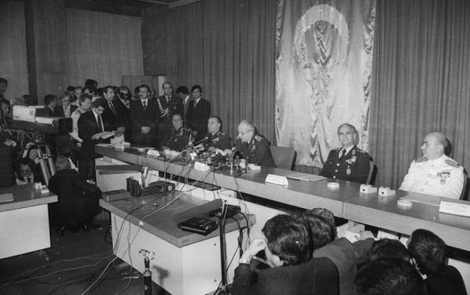 Trkiye Cumhuriyeti tarihinin emir komuta zinciri iinde gerekletirilen son askeri darbesi 12 Eyll, idam, kt muamele ve insan haklar ihlalleriyle zihinlerdeki yerini koruyor.