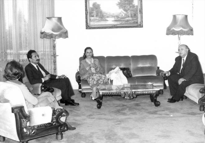 Siyasi partilerin kapsna kilit vuran darbeciler, Sleyman Demirel ile Blent Ecevit'i Hamzakoy'a, Necmettin Erbakan ile Alparslan Trke'i ise Uzunada'ya srgne gndererek siyasi yasaklar getirdi.