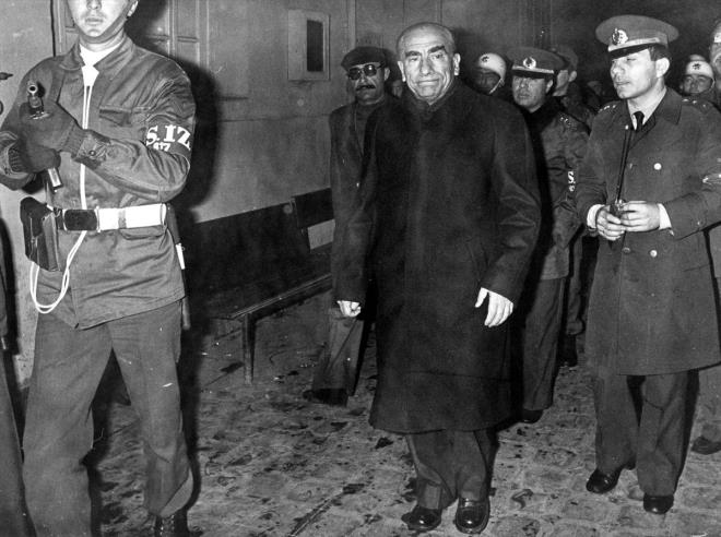 Darbe ncesinde bir askeri inzibat erini ldrd gerekesiyle hkm giyen 17 yandaki Erdal Eren, 19 Mart 1980'de idama mahkum edildi.      Darbeci Kenan Evren'in 17 yanda astrd Erdal Eren iin syledii "Asmayalm da besleyelim mi?" sz ise hafzalardaki yerini koruyor.