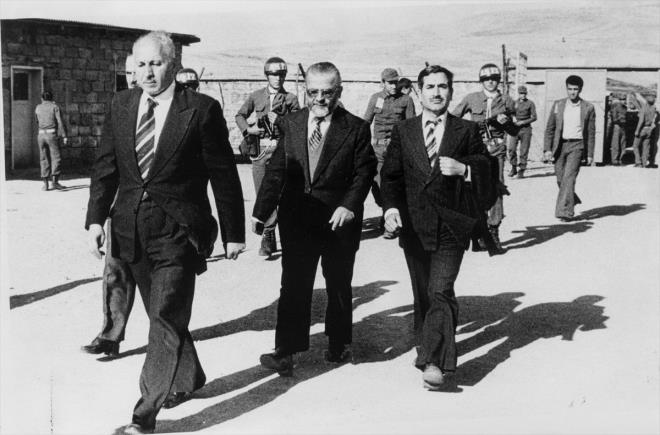 lkeye karanlk gnler yaatan darbeciler, acs yllarca hafzalardan silinmeyecek idam kararlarnn da mimar oldu.      Darbeden sonra ilk idamlar, 9 Ekim 1980'de gerekleti. Sol grl Necdet Adal, ardndan lkc Mustafa Pehlivanolu idam edildi.