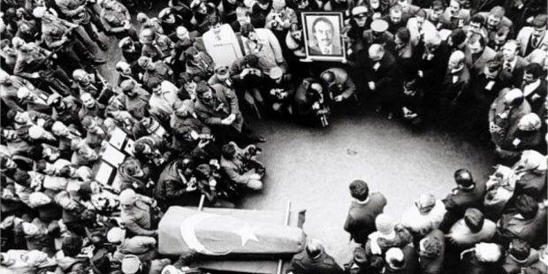 Evren ve ahinkaya hakknda hazrlanan iddianamenin Ankara 12'nci Ar Ceza Mahkemesince 10 Ocak 2012'de kabul edilmesiyle, Trkiye tarihinde ilk kez bir darbenin sorumlular yarg nne karld.      ki darbeci, ''Trkiye Cumhuriyeti Anayasas'nn tamamn veya bir ksmn deitirmeye veya ortadan kaldrmaya ve anayasa ile teekkl etmi olan Trkiye Byk Millet Meclisini ortadan kaldrmaya veya grevini yapmasna engel olmaya cebren teebbs etmek'' ile suland.