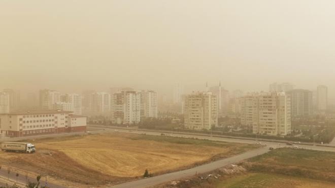 nmzdeki iki saat ierisinde 6-7 sularnda rzgar yine 20 km'ye inmi olacak. Kum frtnasnn tamamen ortadan kalkmas zor, etkisini srdrp sonrasnda mrn tamamlayacaktr. En az saat 6'ya kadar bu kuvvetli rzgarn devam etmesi, sonra da kademeli olarak aaya inmesini bekliyoruz. Muhtemelen bu kum frtnasn yapan bu rzgar.