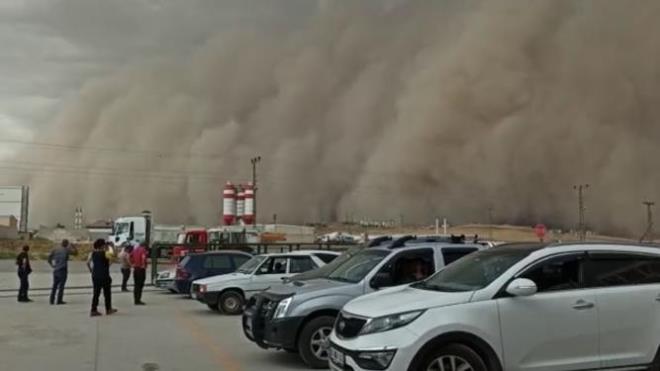 Ankara'nn Polatl ilesinde toz frtnas meydana geldi. Frtna nedeniyle gkyz karanla brnd.