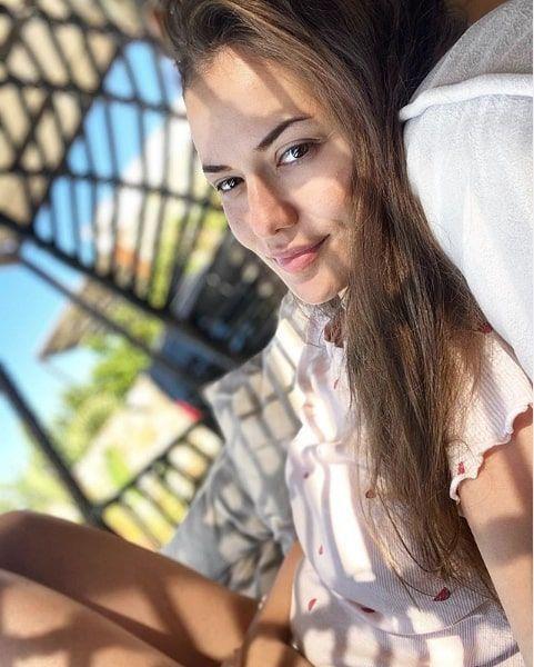 Rumelihisar'nda bulunan bir mekanda yemek yiyen ikili, hayranlarn krmayarak hatra fotoraf ektirdi.