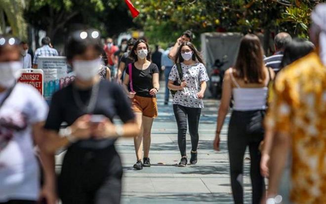 Adana Bykehir Belediye Bakan Zeydan Karalar, "Hastanelerden gelen lm raporlarnda vefat nedeni &#8216;bulac hastalk&#8217; yazd iin cenazeleri Covid-19&#8217;dan lm gibi gmyoruz. Byle olunca da Covid-19&#8217;dan lenlerin saysnn az gsterildiini dnyoruz" dedi. Adana Tabip Odas Bakan Uzm. Dr. Selahattin Mente de, "zlerek syleyebilirim ki Covid-19 pandemisi Adanamzda en kt dnemini yayor. Neredeyse her ailede virsl kii var" diye konutu. Buna ramen Adana sokaklarnda hala maskesiz dolaanlar ya da maskelerini doru dzgn takmayanlar ounlukta...