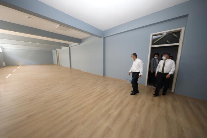 Eitimde Bykehir-hayrsever ibirlii  <br>  Yldrm Belediye Bakan Oktay Ylmaz ile birlikte okuldaki almalar yerinde inceleyen Bykehir Belediye Bakan Alinur Akta, derslikler, spor salonu, bahe ve evre dzenlemeleriyle ilgili yetkililerle istiarede bulundu. Henz almasa da yakn zamanda hayat bulacak olan Yavuzselim Ortaokulu'na inceleme yaptklarn dile getiren Bakan Alinur Akta, Yldrm Belediyesi ile birlikte yllarn kangren olmu sorunlarn zmek iin blgede nemli admlar attklarn syledi. Eitimden sala ve spor tesislerine kadar birok alandaki ihtiyalarn giderilmesi iin almalarn srdn belirten Bakan Akta, &#8220;Yavuzselim Ortaokulu, 2200 metrekarelik alana sahip. Toplam 5 bin 100 metrekarelik okul inaatmz var. 32 derslikli ina edilen okulumuzda, 350 kiilik konferans salonumuz, laboratuvarlarmz, jimnastik salonumuz, ktphanemizle birlikte artk son aamalardayz. 19 Austos 2019&#8217;da balayan almalar sonlandrmak zereyiz. Bykehir Belediyemizin nclnde hayrseverlerin destekleriyle yaklak 10 milyonluk bir bedel harcand&#8221; dedi.