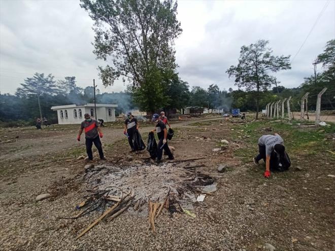 Temizlik grevlisi Turgay zyurt, gazetecilere yapt aklamada, her vatandan evre temizlii konusunda daha titiz ve duyarl olmas gerektiini syledi.    Herkesin yaad evreye sahip kmas gerektiine dikkati eken zyurt, "Bu aalar, bu yeillik, bu dereler hepimizin. Bu evrede iki gnde 200 torba p topladk. Herkesin temizlik kurallarna uygun davranmasn istiyoruz. nsanlar pn poetleyip en yakn p kovasna atsn. Bu doa harikas yerleri temiz brakmalarn istiyoruz" dedi.
