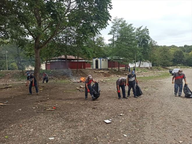 Fatsa Belediyesi Temizlik leri Mdrlne bal ekipler, Sarayck Mahallesi'nde mevsimlik tarm iileri ile piknikilerin geride brakt pleri toplad.