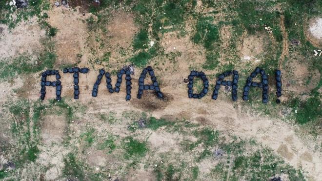 ki gnde yaklak 200 poet p toplayan iiler, bu poetlerin bir ksmn Karadeniz ivesiyle "Atma Daa!" yazs oluacak ekilde dizdi.    iler, esprili dille doaya atlan plere tepki gsterirken evre temizliine de dikkati ekti.