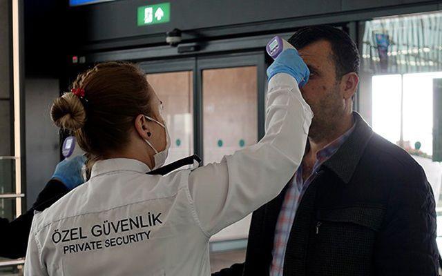 New York Times'tan Roni Caryn Rabin'in haberine gre; pandeminin balangcndan itibaren ate kontrol etme uygulamalar giderek daha yaygn hale geldi ve kzltesi temassz termometreler ve vcut ss tarayclarnn satlarnda etkili olduklarna dair bilimsel kantlar bulunmasa da arta neden oldu.