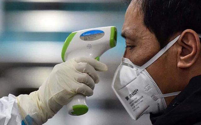 Scaklk kontrolleri ciddi ekilde hasta olan kiileri belirleyebiliyor ancak bu durumdaki insanlar zaten ok fazla sosyalleebilecek ya da darda yemek yiyebilecek zindelie sahip olmuyor. ok sayda kant; koronavirsn bar, restoran, avm gibi kalabalk yerlerde ate ve ksrk gibi belirgin semptomlar olmayan kiiler tarafndan yayldn gsteriyor.