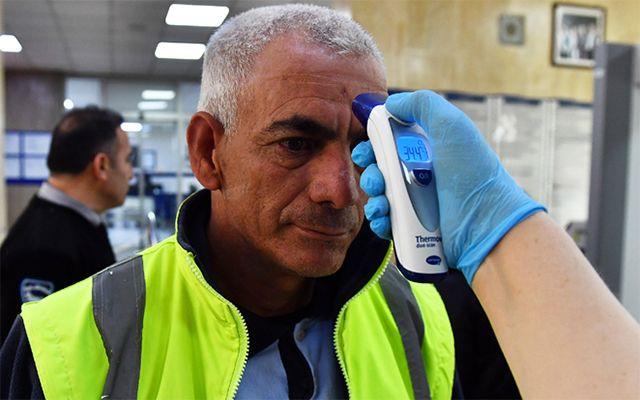 "Tiyatrodan baka bir ey deil"  <br>    Uzmanlar, koronavirsn yaylmasn engellemek iin etkili nlemler olarak maskeleri ve sosyal mesafeyi onaylad. Ancak birok aratrmac, ate kontrolnn anlamsz olduunu belirtti. Giri noktalarnda vcut ssn lmenin tiyatrodan baka bir ey olmadn belirten aratrmaclar, bunun Kovid-19&#8217;la enfekte olan pek ok insan es getiini aklad.