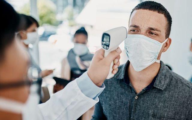 ABD&#8217;de Hastalk Kontrol ve nleme Merkezleri (CDC) tarafndan yaplan yeni bir aratrmada, Kovid-19 hastalarnn iki hafta iinde bir restoranda yemek yemi olma olaslnn dierlerinden iki kat fazla olduu bulundu. Bununla birlikte; almada, ou uzmann daha tehlikeli olduunu dnd kapal ortamda yemek yeme ile ak havada yemek yeme arasnda risk asndan bir fark olmad belirtildi.