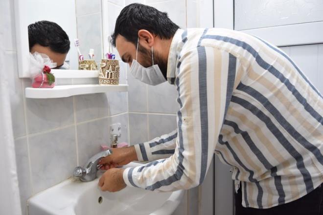 "Salk alanlarmzn Allah yardmcs olsun"<br>  Abdullah Serek, salk alanlarnn bu zorlu sreci fedakrca yrttklerine ahit olduunu anlatarak, "Salgn balangcnda hkmetimiz olsun, doktorlarmz olsun her zaman uyarlarda bulunuyorlard, ama dinleyen yoktu. Ben yakalanp hastaneye gittiimde iin ne kadar ciddi olduunu ne yazk ki orda anladm. Bir sre hastanede kaldm benden daha kt durumda olan insanlar grnce ben kendi durumum iin bin kat daha kr ettim. Hastane koridorlarnda anladm tek ey kii ayrm yapmadan zor artlarda bir insann hayatn kurtarmann ne kadar deerli olduudur. Salk alanlarnn gsterdii azmi, fedakarl bizzat grdm. Bana da ok iyi baktlar, ilgilendiler. Allah onlar ve ailelerini korusun. Onlar iin bu sre ok daha zor. nk onlar ailesine, ocuklarna bir defa olsun sarlamyorlar" dedi.