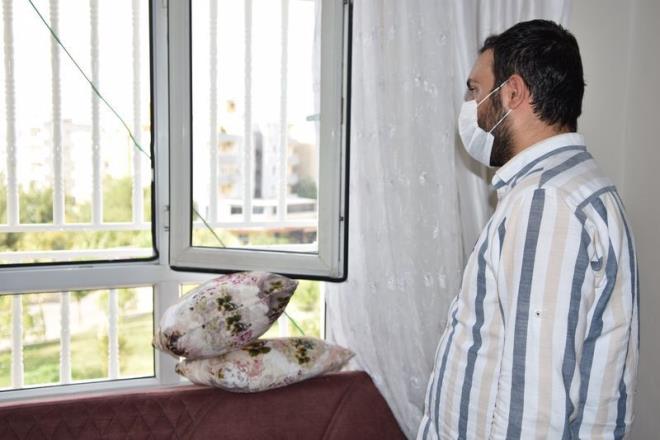 "ok sevdiim amcam kaybettim"<br>  17 Austos gn amcas Ali Serek&#8217;le birlikte karantinaya alndn hatrlatan gen, "Amcamla birlikte yakalandm ayn gn hastaneye kaldrlarak tedavimize baland. Sonradan duydum amcamn durumu arlanca sevk etmiler. Eve geldiimde babamdan duydum amcamn vefatn. nsan sevdiklerinden bile zamansz ayrlyor, bunlar anlatrken bile yaadklarm filim eridi gibi gzmn nnden geiyor" ifadelerini kulland.