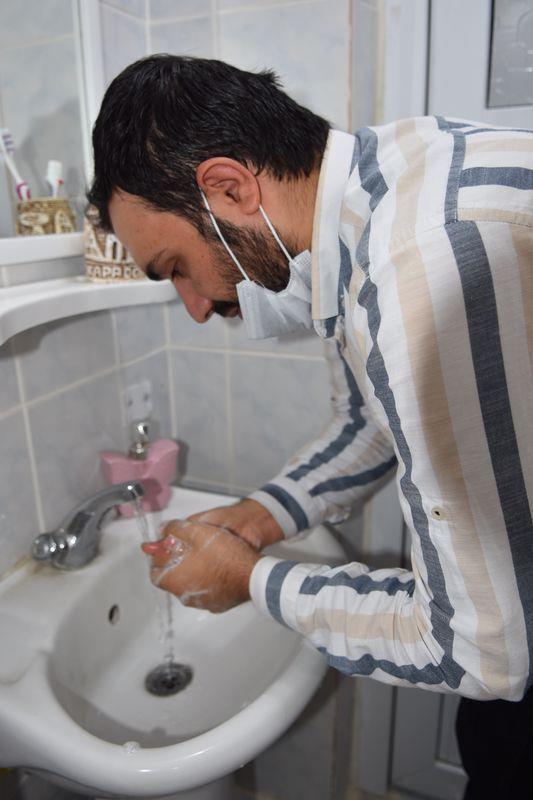 "nsanlarmz tedbirlere uysun"<br>  Serek, "Salk Bakanlmz sreci iyi deerlendiriyor insanlara sesleniyor, 'dikkat edin sevdiklerinizi dnn' diyor. Ben de bata aldr etmiyordum. nanyorum ki imdi insanlar benim gibi aldr etmiyor. Salklar, Salk Bakanmz gece gndz, fedakarca haykryor ama ben de bu hastaln penesinden kurtulmu bir gen olarak haykrmak istiyorum. Ne olursunuz sevdikleriniz iin salk bakanlmzn aklad tedbirlere uyun" diye konutu.