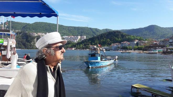 Sanat hayatnda 1959 yapm "mrm Byle Geti" isimli filmde Gksel Arsoy, Kenan Pars ve ztrk Serengil gibi deerli oyuncularla ilk filmini eken, 1992 ylnda Kemal Sunal ile oynad "Koltuk Belas" isimli filme kadar 200 civarnda sinema ve TV filminde oyuncu, prodksiyon mdr ve yapm ynetmeni olarak emek veren usta ismin salk durumunun ciddiyetini koruduu renildi.