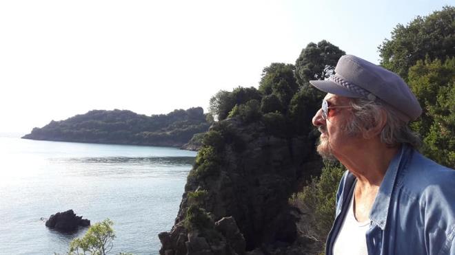 Yeilam filmlerinin usta oyuncularndan 86 yandaki Ekrem Gkkaya bbrek yetmezlii nedeniyle youn bakma alnd.  Ei ile birlikte Bartn&#8217;n tatil beldesi nkumu&#8217;nda yaayan Yeilam filmlerinin usta oyuncusu Ekrem Gkkaya, bbrek yetmezlii nedeniyle hastaneye kaldrlarak youn bakma alnd.