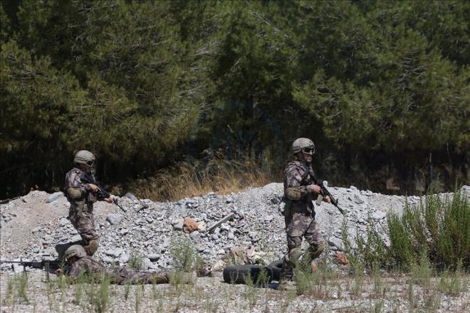Dakikada 1200 mermi atan FN adl tfee 'lgn kz' lakab    <br>Dakikada 1200 mermi atan ve zel harekat polislerinin 'lgn kz' adn verdii FN'nin atma ortamnda kar tarafn kafasn kartrmak ve etkisiz hale getirmek iin kullanlan bir silah olduu renildi.