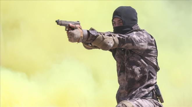 ANTALYA'da zel harekat polisleri, 35 derece scaklkta eitim yapt. Polisler 3 aamal eitimde dmana kar her zaman hazr olduklarn gsterirken nefes kesen anlara tanklk edildi.