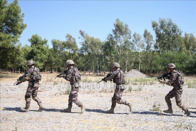Antalya l Emniyet Mdrl zel Harekat ube Mdrl'nde grevli polisler, Demealt ilesindeki at poligonunda eitim yapt. 35 derece scakta gerekleen eitimde, 'meskun mahal', 'tekli nizami at', 'keskin nianc' ve 'kar ate basklama' olarak hazrlanan senaryo uyguland. Yerli ve milli silahlarn kullanld eitimde, ilk olarak 'Ejder' adl zhl ara ile 8 zel harekat polisi, meskun mahal operasyonu gerekletirdi.