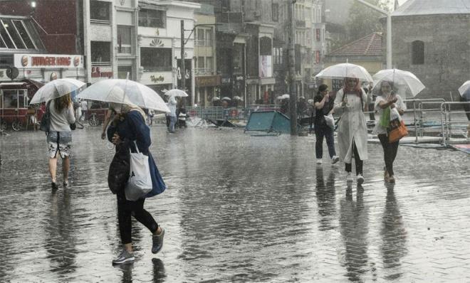 Meteorolojinin yaynlad 5 gnlk hava durumu tahminine gre cumartesi gn iddetli ya geliyor. Yala birlikte scaklk 7 derece civarnda decek. Youn yalar Gneydou Anadolu ile Dou Anadolu blgesi hari tm yurtta 2 gn boyunca etkili olacak. Gk grltl iddetli yalar cumartesi gn 42 ili vuracak. Pazar gn listeye yeni iller dahil olacak ve 60'a yakn ilde iddetli ya grlecek. te Meteorolojinin sitesinde yaynlad son hava raporu ve meteoroloji profesrnden gelen uyar: