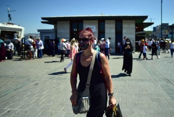 Baz vatandalar ise virsten korunmak iin gaz maskesi veya siperliklerle darya kyor.