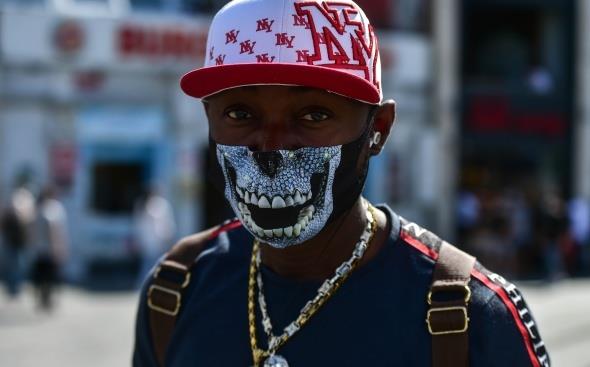 Farkl ve zel kuma maskeler de bu srete byk ilgili grse de uzmanlar tarafndan virsten korumak iin etkili olmad belirtiliyor.