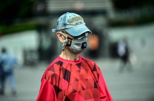 te yandan virsten korunmak iin birok vatandan da maskenin zerine siperlik takt fotoraf karelerine yansd.