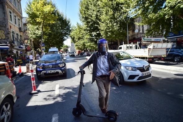 Koruyucu nlem olarak kullanlan maskeler renk ve farkl modellerle de dikkat ekiyor.