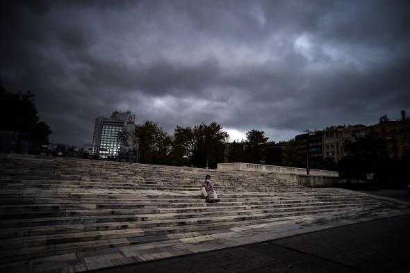 Virsten korunmak amacyla bir vatandan gaz maskesi takt grld. stanbul Eminn'nde bir vatandan gaz maskesi takt ve onun da zerine siperlik takt fotoraflara yansd.