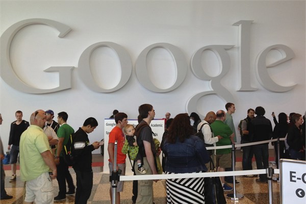 Son zamanlar �zellikle borsada Apple’dan daha �ok ra�bet g�ren arama motoru Google marka de�eri a��s�ndan 114 milyar dolarl�k de�eriyle listede ikinci s�rada yer ald�. Google ge�en y�l ikinci s�radayd�.