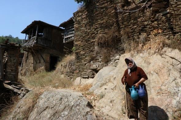 Gemi yllarda Lbbey'den g eden baz kiiler de korona gnlerinde soluu terk edilmi kylerinde alyor. Ancak son dnemde adeta tersine gn yaand kyn nfusu yine de 10 kiiyi gemiyor.
