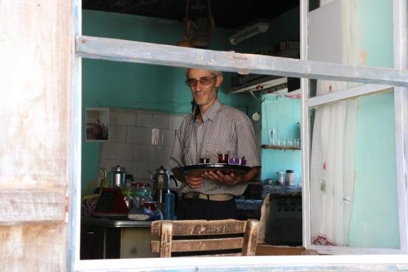 Issz sokaklarn, yklan evlerin ve ok sayda kedinin gze arpt Lbbey'de yaayan 70 yandaki Mehmet Yavuz, &#8220;Kyde 5-6 kii yayor. Korona virs var, maskemizi takyoruz. Genelde evde eimle oturuyoruz. Ama hanmla araya mesafe koyuyoruz. Birbirimizden uzakta duruyoruz.