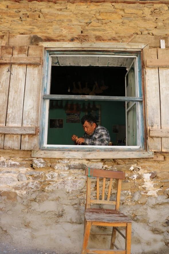 Gler'in odun ateinde demlenen ayn imek isteyen Lbbeyliler, bu kendinden sosyal mesafeli kyde aralarna mesafe koyarak aylarn yudumluyor; maskelerini takp ellerini dezenfekte ediyor.